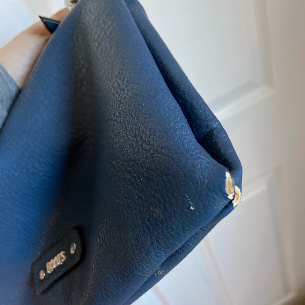Blue Roots purse with adjustable strap - Picture 4 of 4